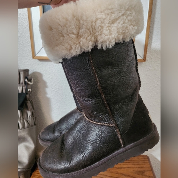 UGG Classic Tall Boots in Chocolate Brown. Light fur inside - Picture 3 of 12